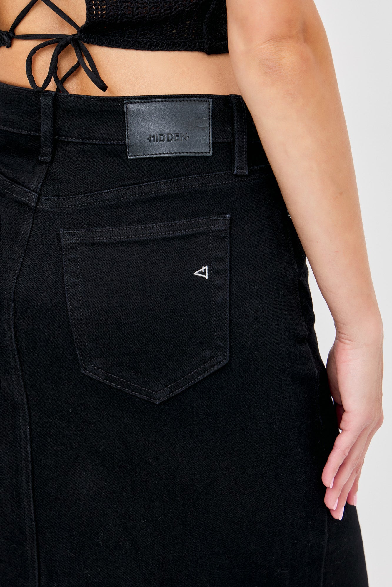 BLACK RISE MIDI SKIRT