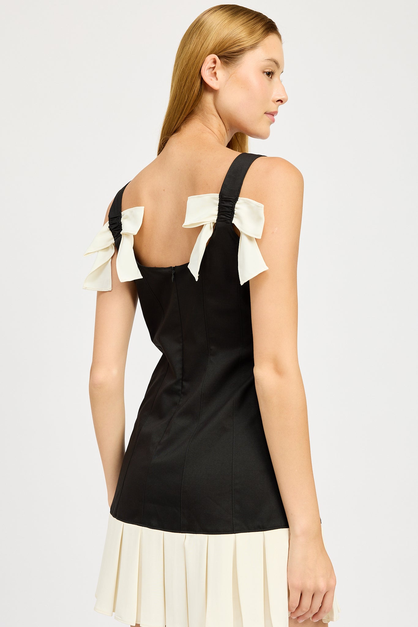 BLACK FITTED SEAMED WHITTE PLEED MINI DRESS