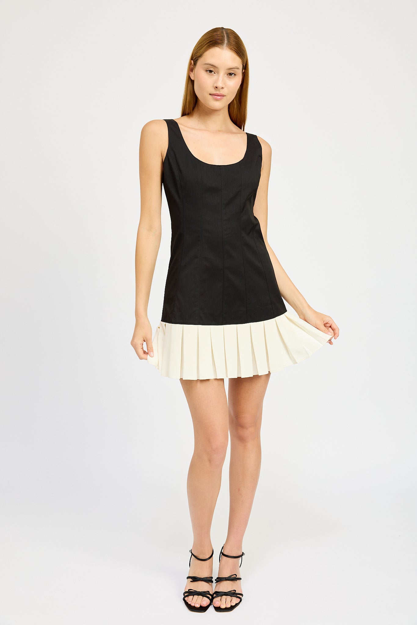 BLACK FITTED SEAMED WHITTE PLEED MINI DRESS