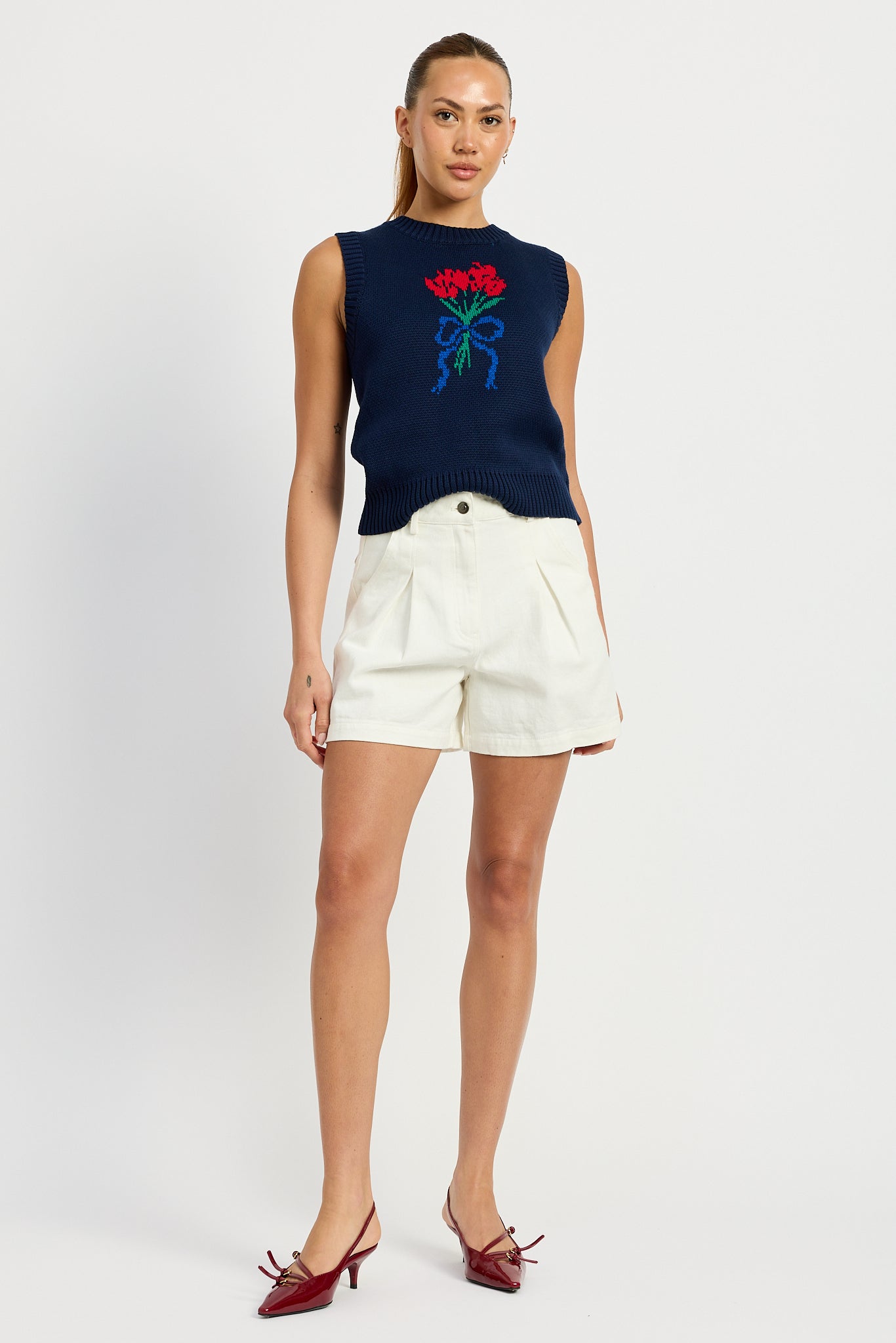 WHITE PLEATED DESIGN SHORT