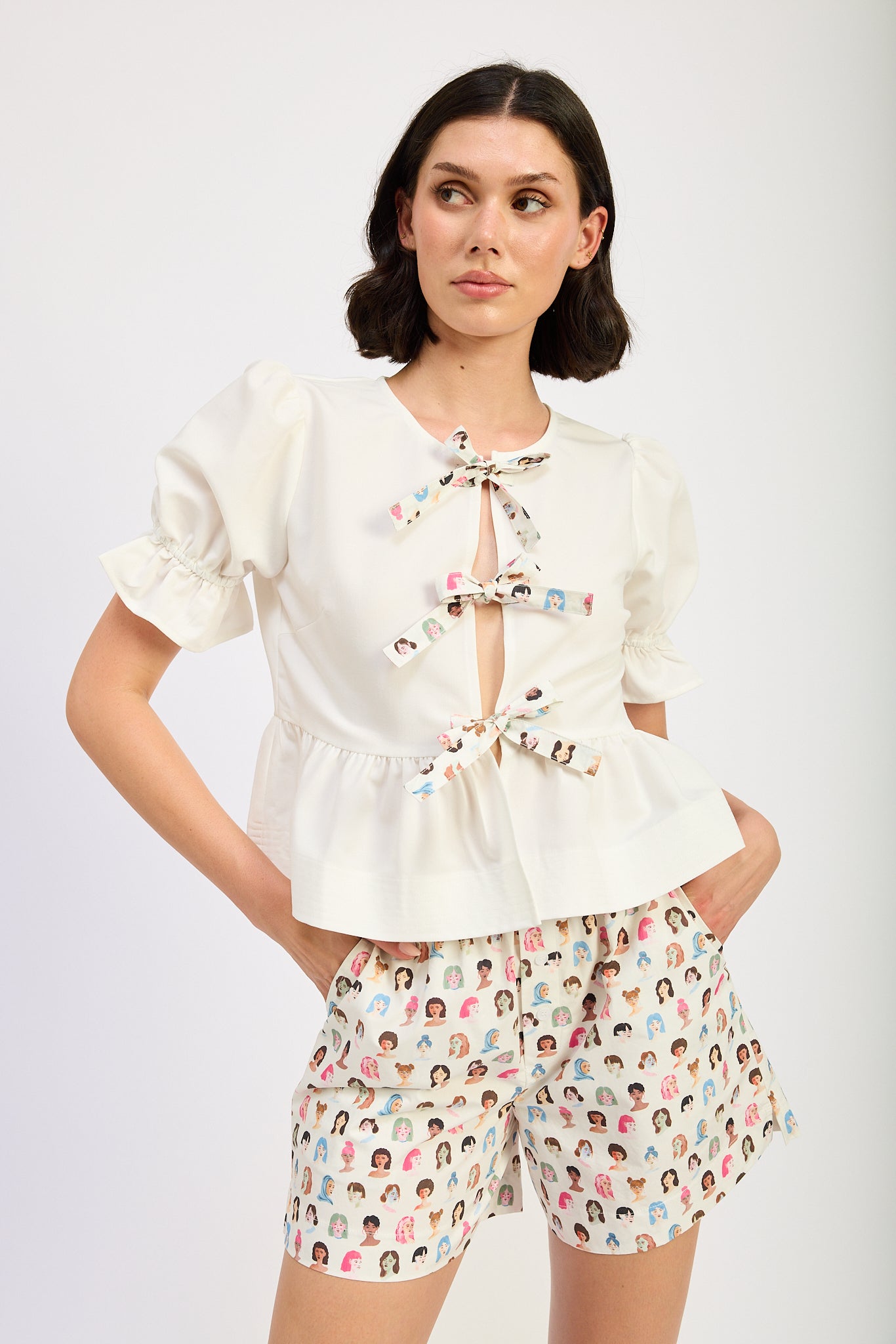 WHITE CONTRAST TIE FRONT TOP