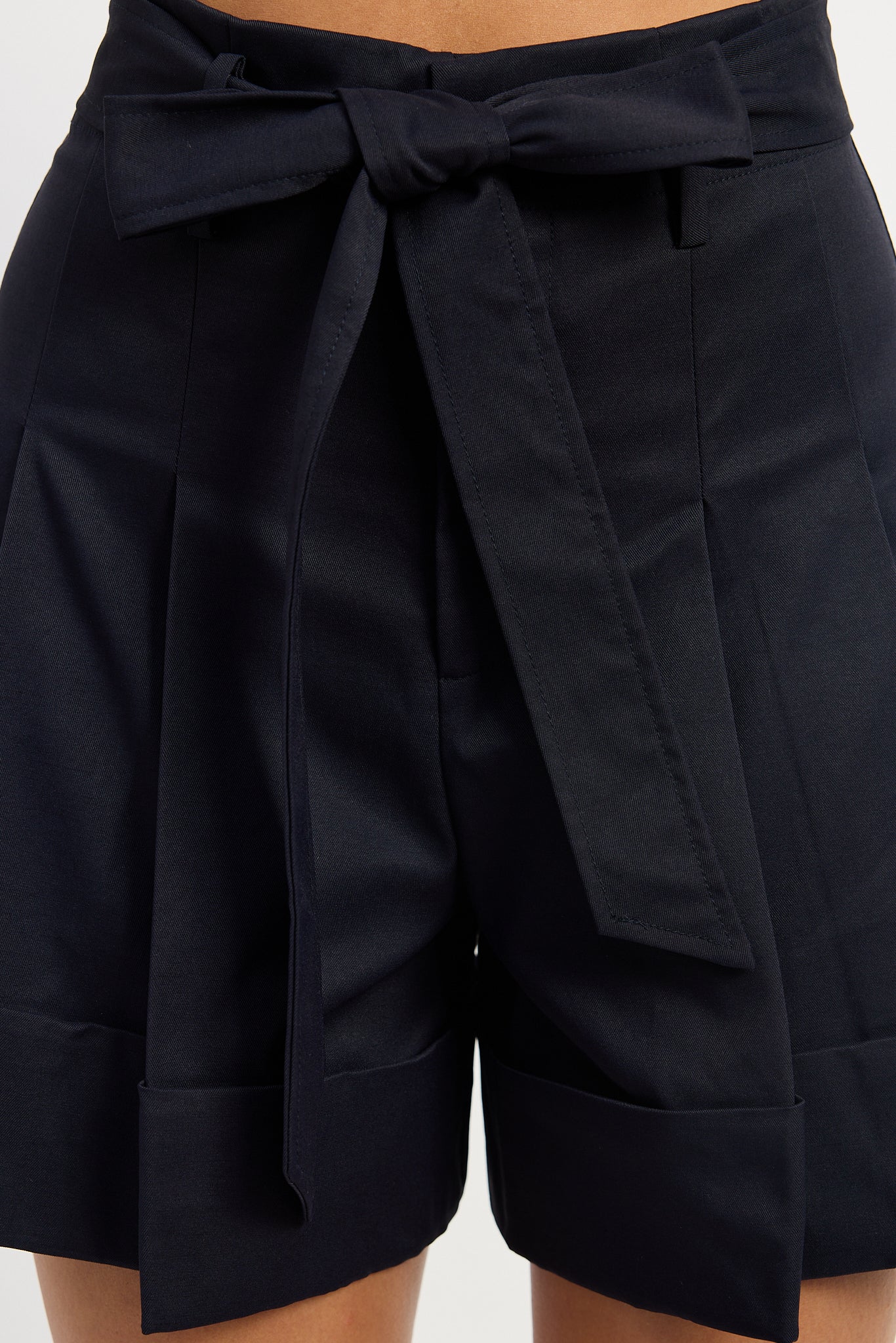 NAVY PLEATED BELTED SHORTS