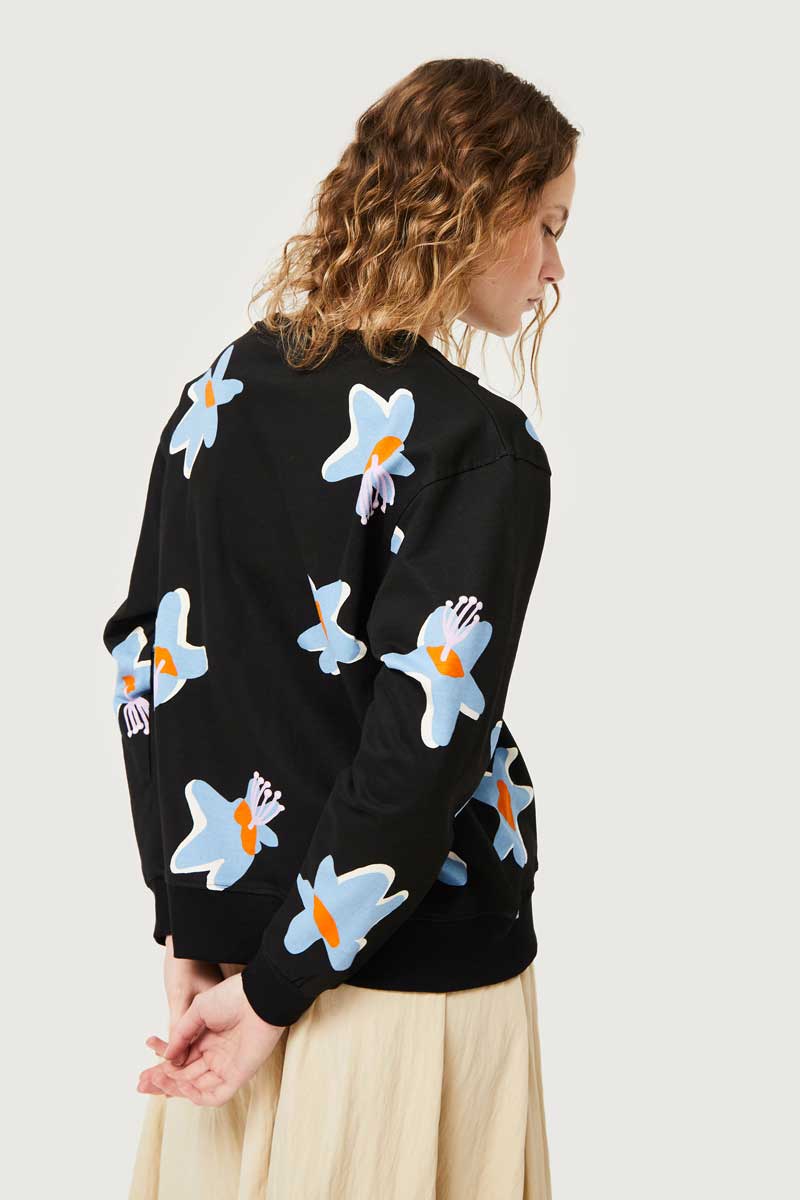 BLACK SWEATSHIRT FLOWERS