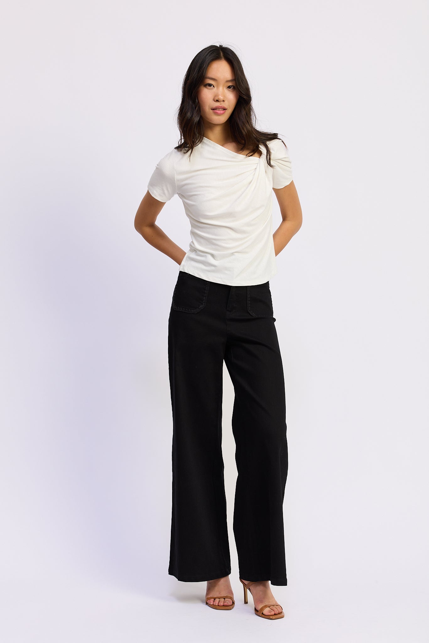 WHITE NECKLINE SHORT SLEEVE SHIRT